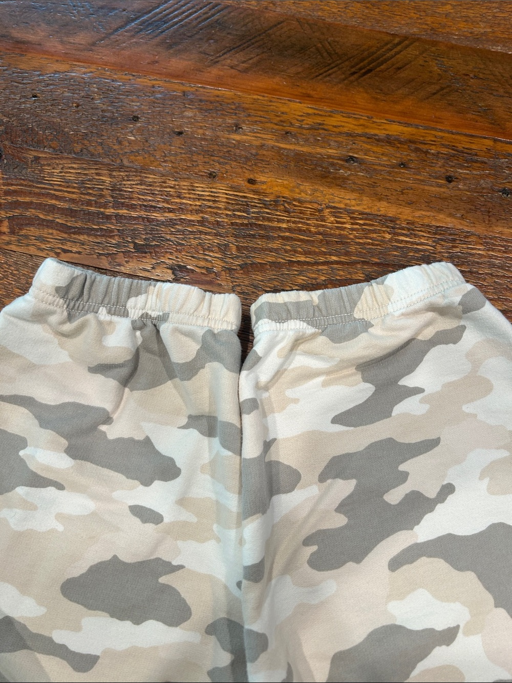 aerie Women’s Camouflage Joggers in Cream & Gray. Oversized large. - Picture 5 of 6
